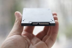 componentes para construir una pc para jugar almacenamiento HDD SSD